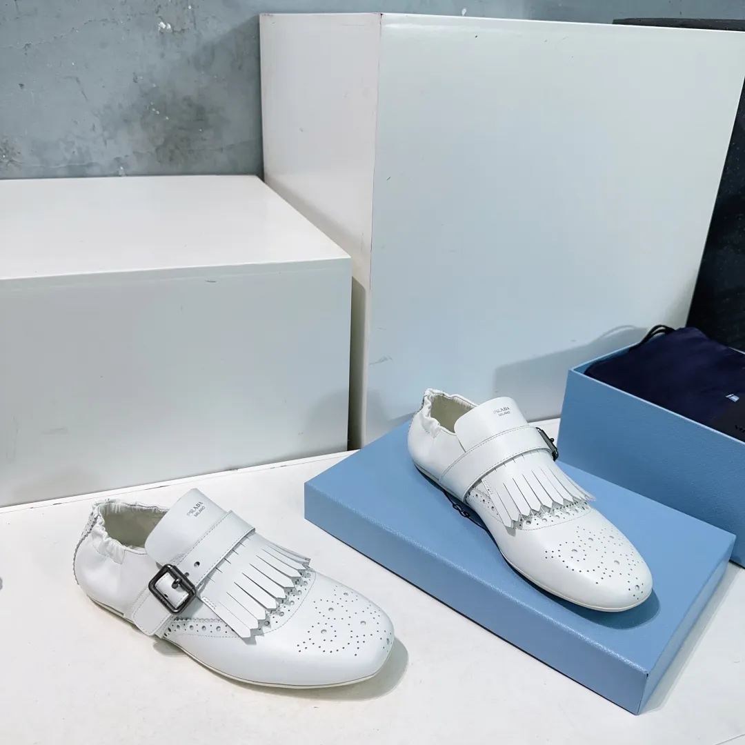 👟👟Ex-factory price 580👟👟! Prada 25 spring and summer catwalk new brogue carved tassel retro loafers and slippers series 🔥 🌟🌟🌟This shoe deliberately presents a classic and retro style, with both masculine temperament and feminine style, forming a binary contrast, highlighting the iconic style of the Prada series. The tassels are crafted using special craftsmanship, and details such as buckles and brogue patterns reveal traditional charm. An unconventional and surprising reinterpretation, the shoe is re-launched in a more fashionable design. The upper is made of imported calfskin, the lining is sheepskin, and the original molded rubber sole. Number of yards: 35-40 (40 pieces are non-refundable). Comes with original packaging.